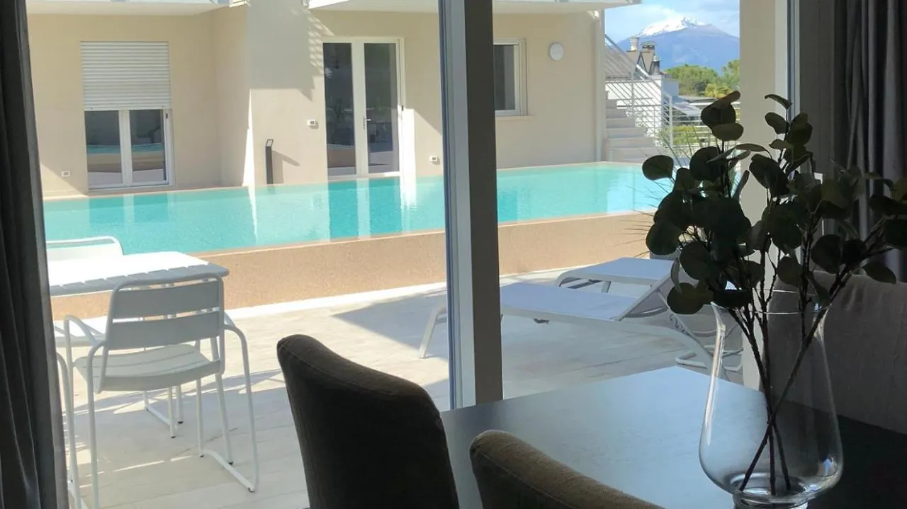 *Central Lakeside Apt*Swimming Pool & Free Parking Peschiera del Garda Appartement